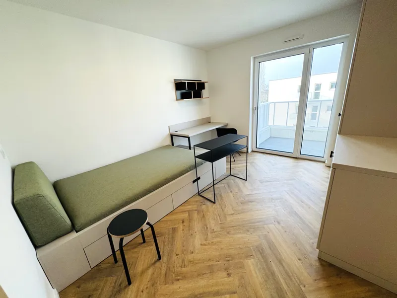 Moderne helle Dachgeschwohnung voll möbliert mit EBK und Dachfenster! — photo 1